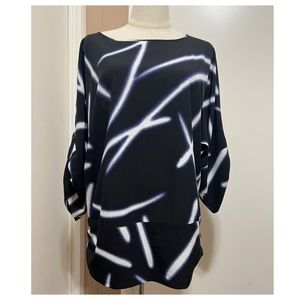 Chicos 0 Small Blouse Dolman 3/4 Tab  Sleeve Ruched Sides Black White Career Top